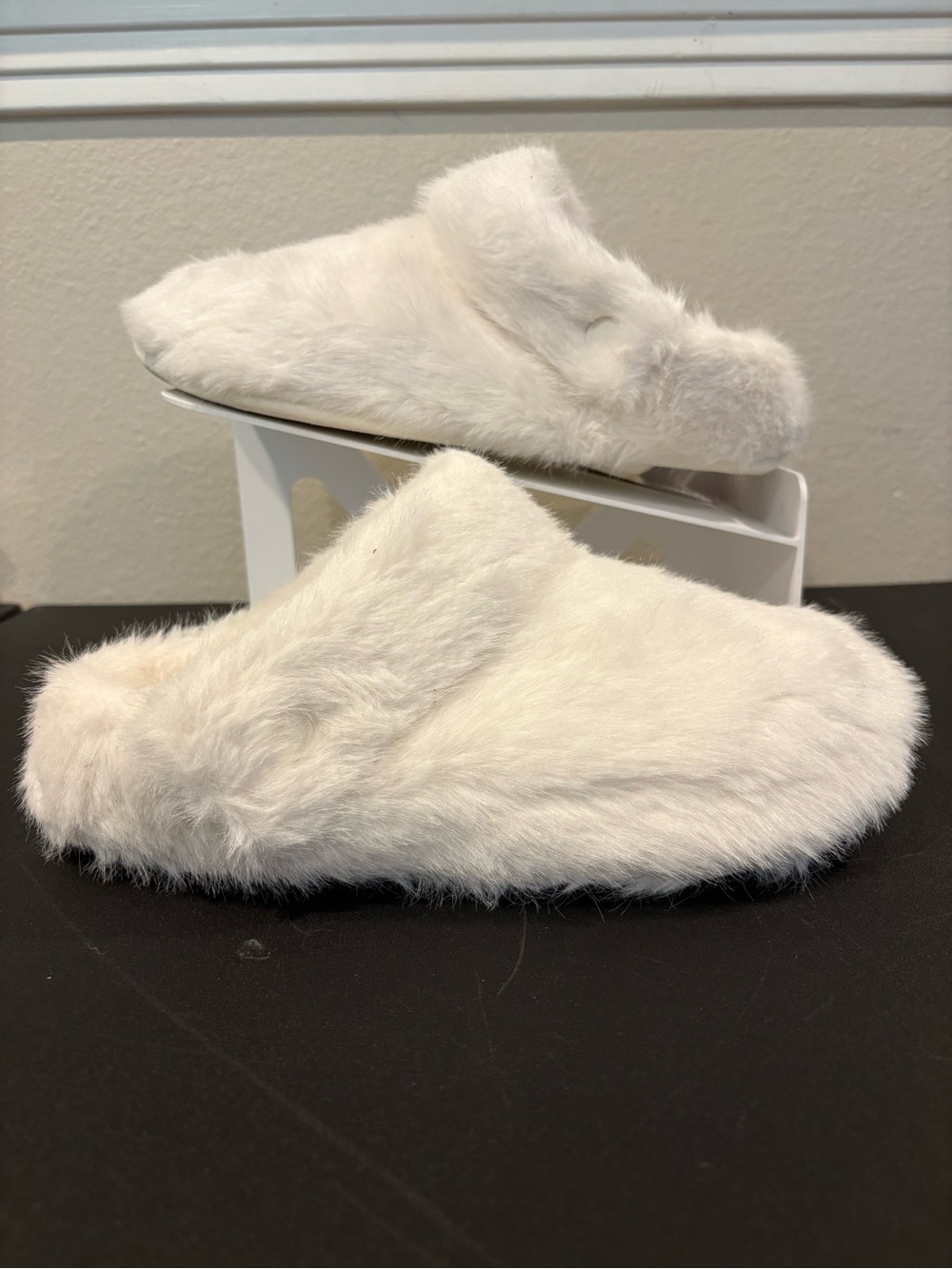 Crocs Fuzzy Classic Cozzzy Luxe Slippers White 211826-0WV Mens 6 / Womens 8